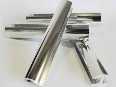 Polimento mecânico de perfil de alumínio, a primeira etapa do acabamento espelhado em perfil de alumínio